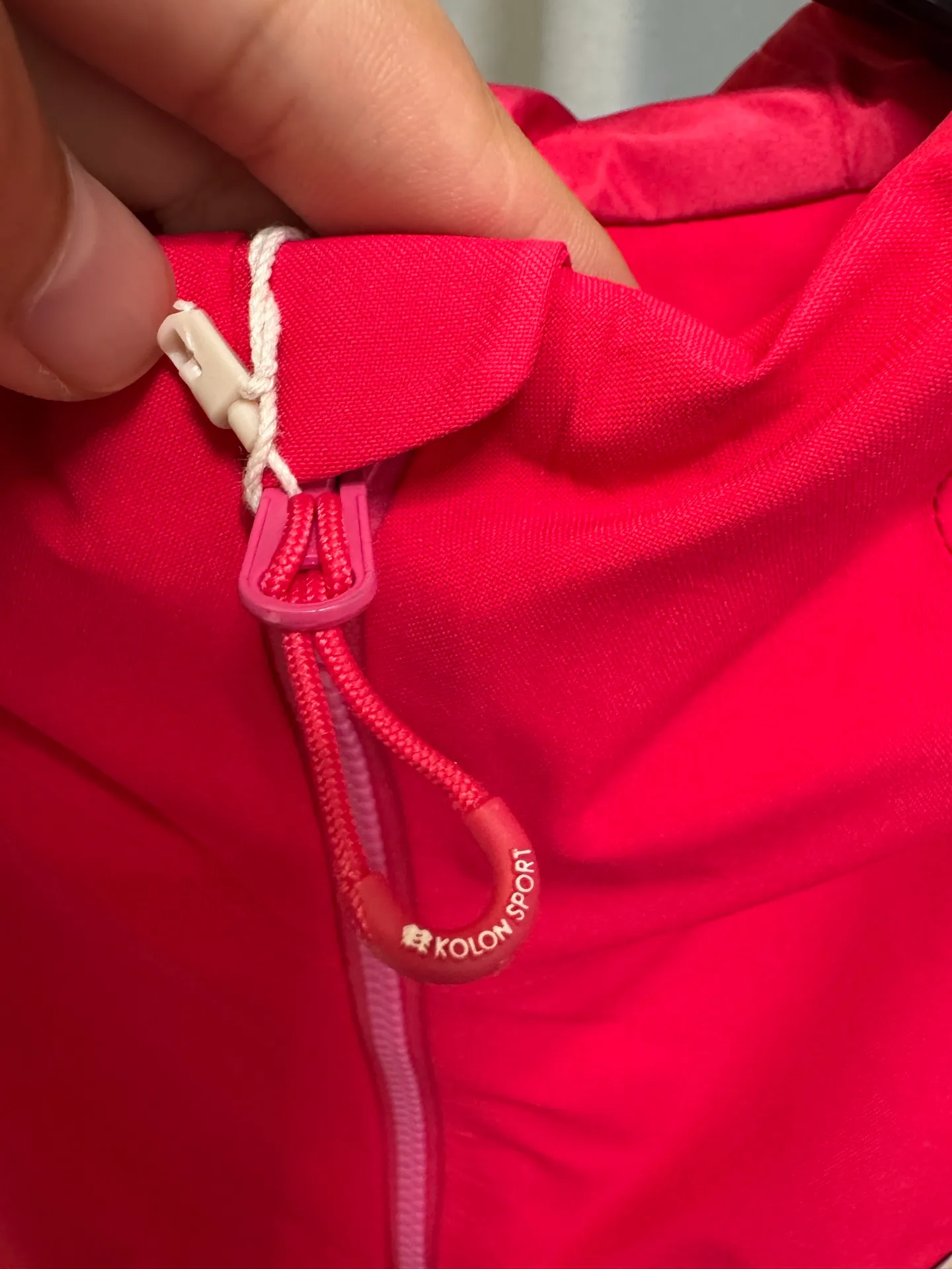 [Premium Reproduction] KOLON SPORT 26fw 2L Short Soft Shell Jacket Loose Waterproof Windproof Wear-Resistant Breathable Jacket (Rose Red) Developed by Original B The top version of this women's jacket is made of polyester fabric with waterproof, windproof, and Wear-Resistant properties. It is equipped with a waterproof zipper. The hood, cuffs, and hem are adjustable and the fit is loose. It is suitable for summer outdoor scenes and can also be used for daily commuting. It not only meets the needs of basic outdoor protection, but also has a dazzling color design, taking into account both practicality and appearance. It is suitable for women who pursue professional outdoor functions and value the dressing effect. It is positioned as a practical model that takes into account both outdoor and daily life. Look for the version. Size：xs/s/m/l/xl